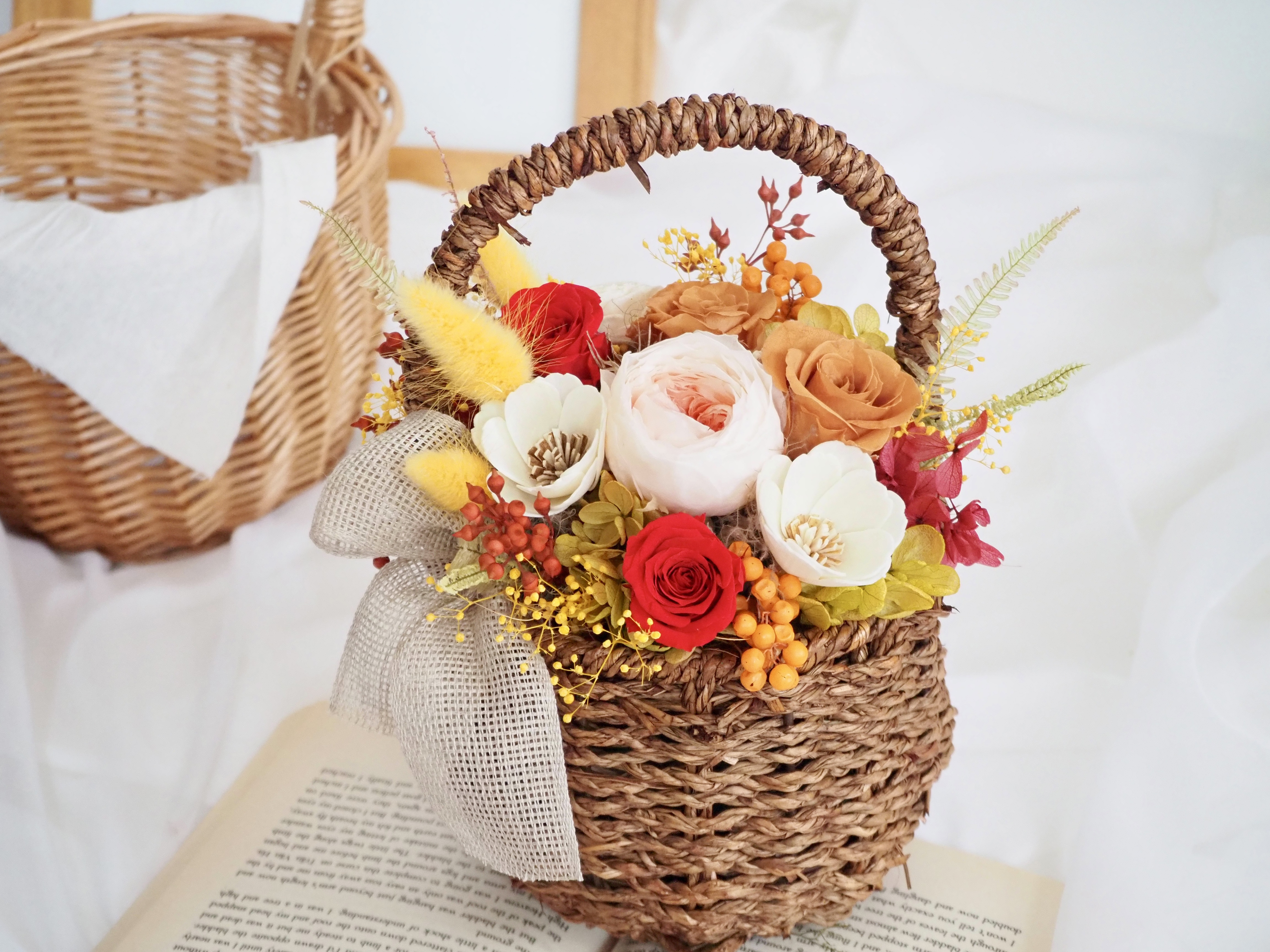 コスモスと秋色プリザーブドフラワーのバスケットアレンジ basket arrangement