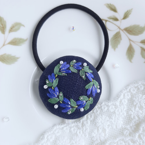 リンドウのリース刺繍ブローチ/刺繍ヘアゴム 秋ブローチ 秋ヘアゴム