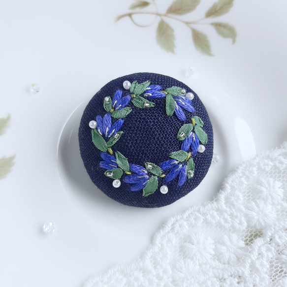 リンドウのリース刺繍ブローチ/刺繍ヘアゴム 秋ブローチ 秋ヘアゴム