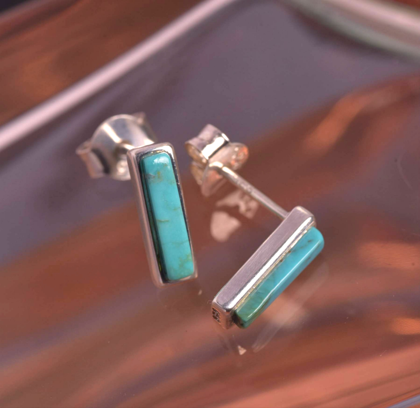 ターコイズ レクタングルピアス シンプルデザイン SV925 ハンドメイドアクセサリー 小ぶりで鮮やかな青が印象的