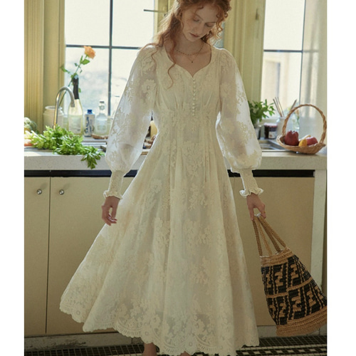 ハンドメイド　花柄刺繍フリル×ワッシャー加工生地ホワイト　立ち襟前開きワンピース 美しいフラワー刺繡生地 美シルエット Vネック長袖ワンピース 後ろ