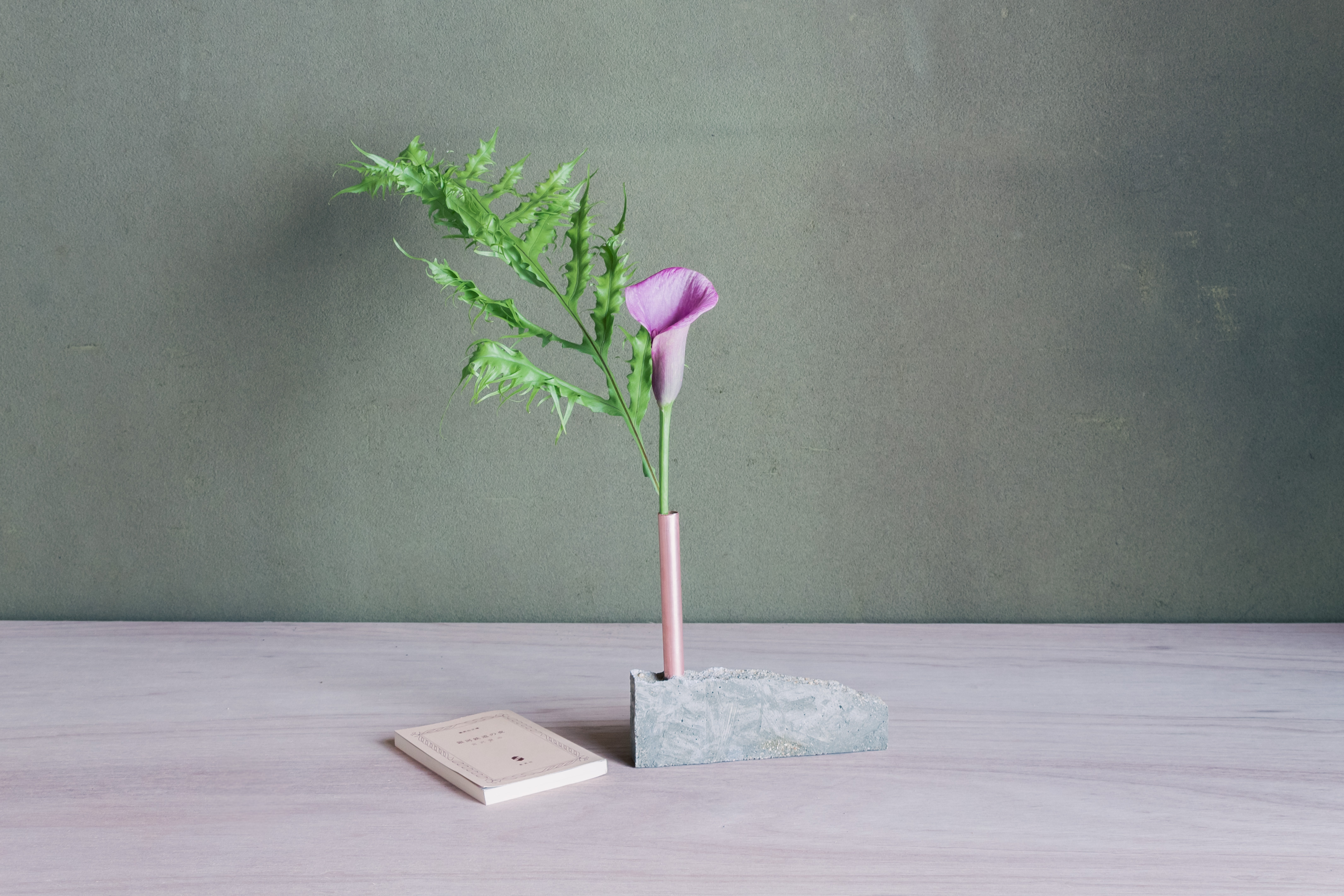 「tutu:平」銅管とコンクリートの一輪挿しをsickに綺麗を長く。