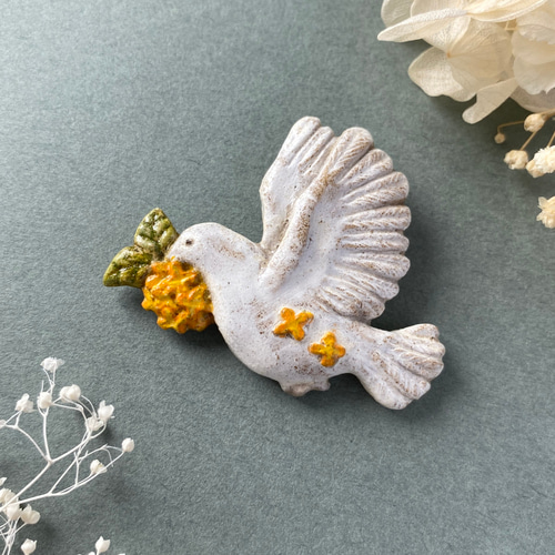 鳩と金木犀 陶土ブローチ ブローチ Topo Brown 通販 18198814｜Creema