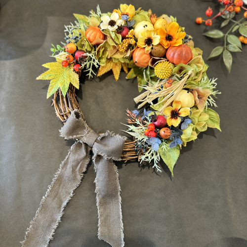 秋色紫陽花と鶏頭のフライングリース♡　ハロウィンリース　クリスマスリース 秋色紫陽花と鶏頭のフライングリース♡ ハロウィンリース クリスマス