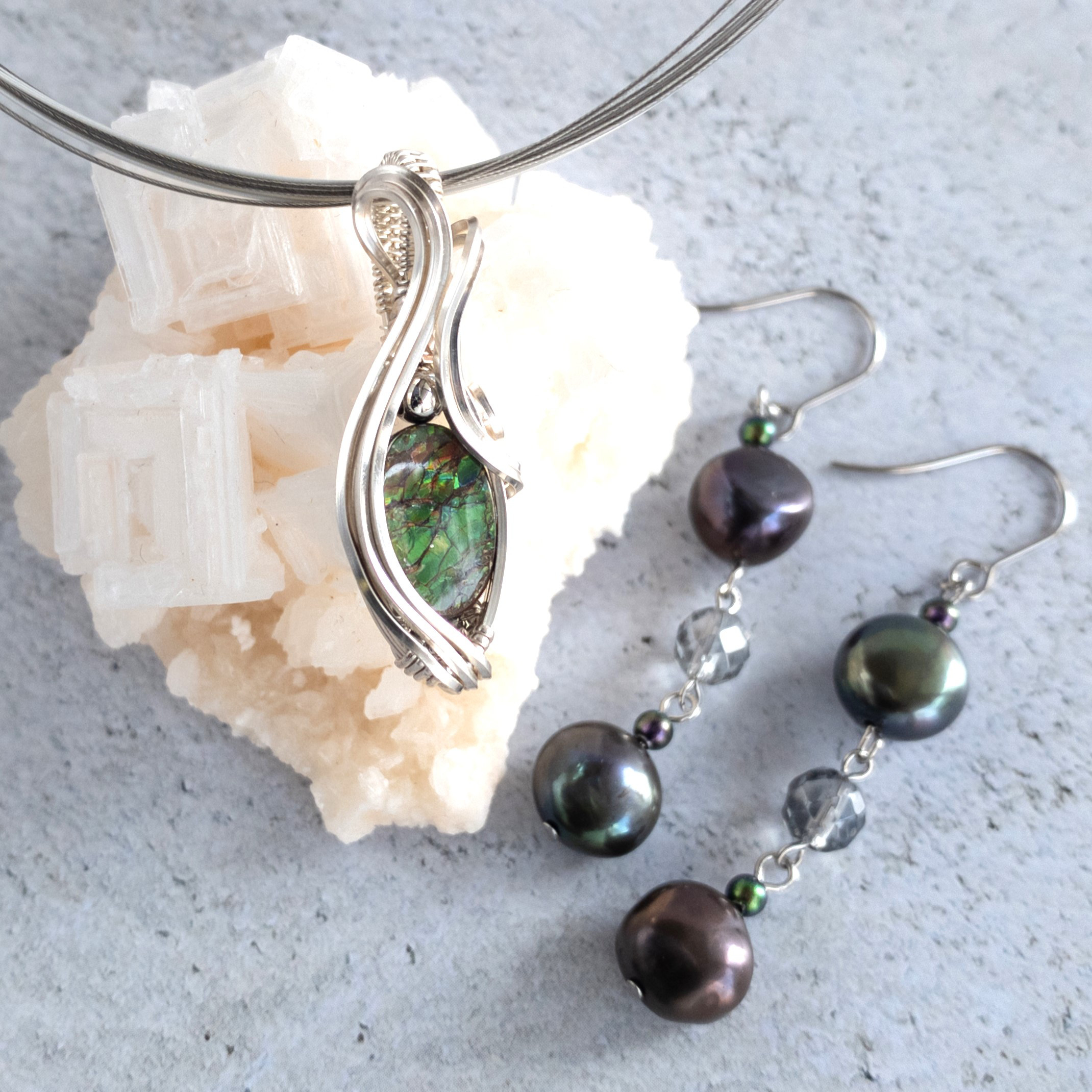 ＜アンモライト＞スリークライン ペンダント & 淡水パールと水晶のピアス セット