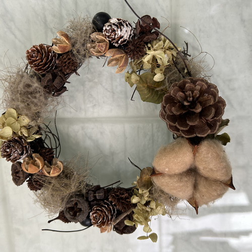 スモークツリーとエリンジウム、ベルガムナッツのグリーンナチュラルリース直径約28 スモークツリーとエリンジウム、ベルガムナッツのグリーン