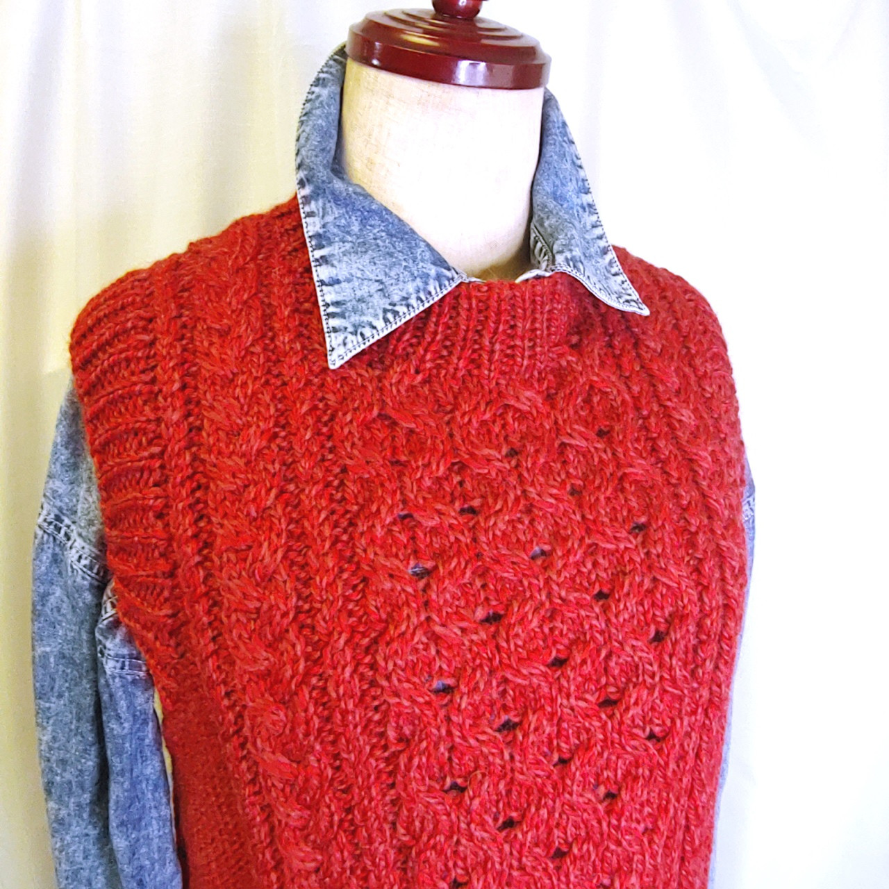 アラン模様の暖かベスト　ケーブル模様　縄編み 13,090円