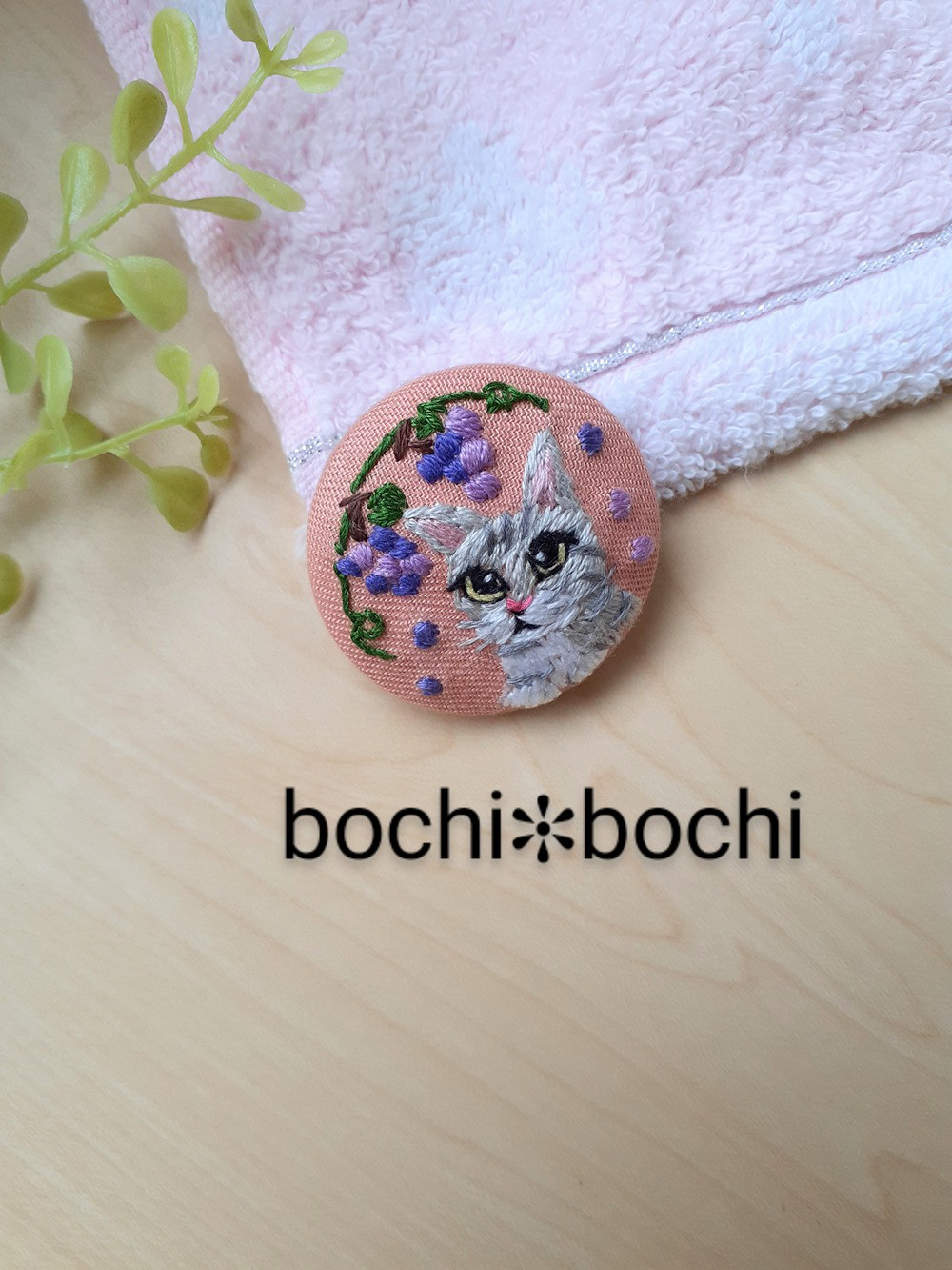 58mm くるみボタン　猫刺繍　ブローチ 刺繍ねこのくるみボタンヘアゴム。猫ブローチ。 ヘアゴム