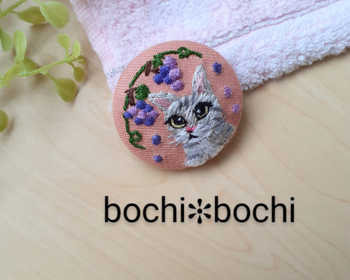 猫 とぶどう 刺繍のくるみボタンのブローチ ブローチ bochi