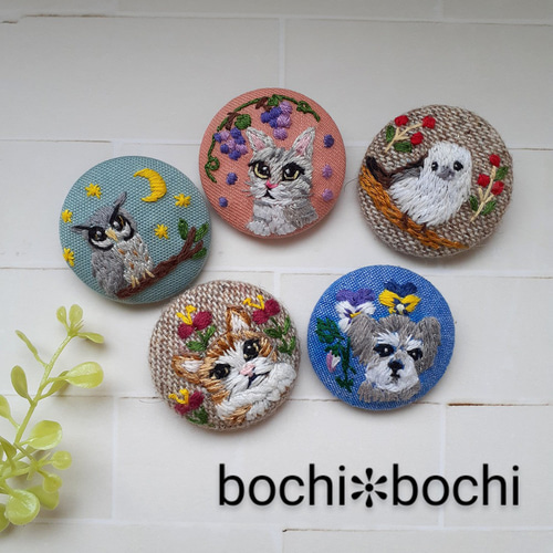 58mm くるみボタン　猫刺繍　ブローチ 刺繍ブローチ くるみボタン キジトラ 猫 ハンドメイド - メルカリ