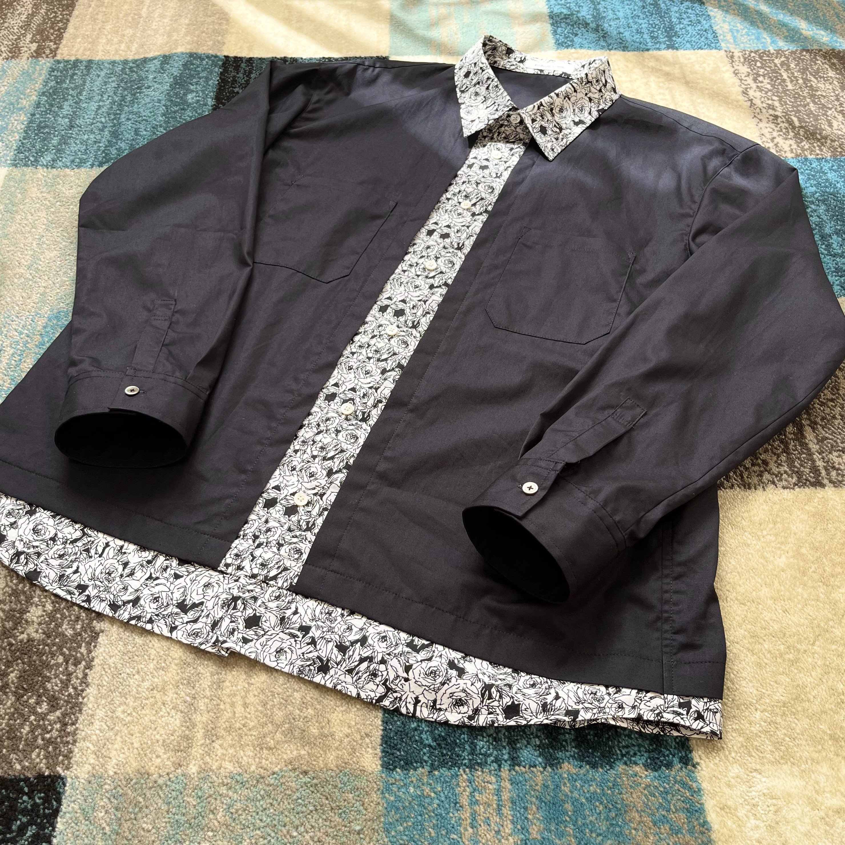 レイヤード風花柄切替ブラックシャツ