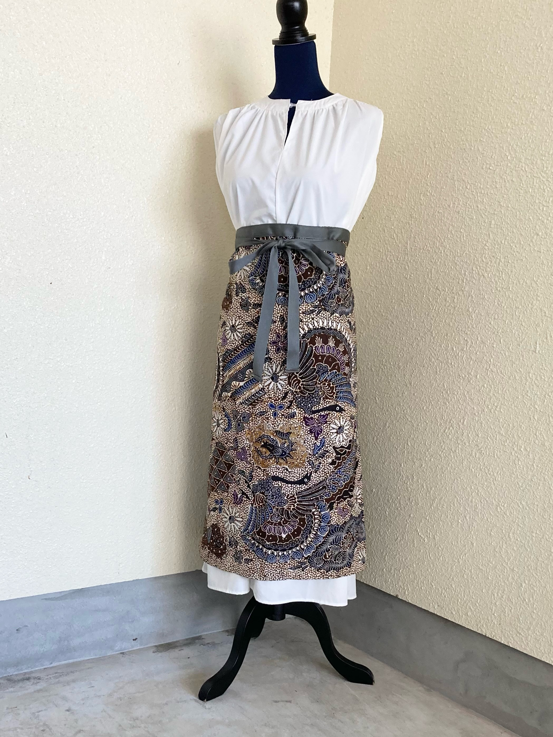 756 油っこい バティック エプロン ジャワ更紗 腰巻き カフェ 臈纈染め  