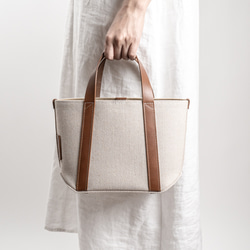 輕量結實的棉麻帆布和義大利製皮革的托特包【原色 / ecru】可以選擇尺寸 第4張的照片