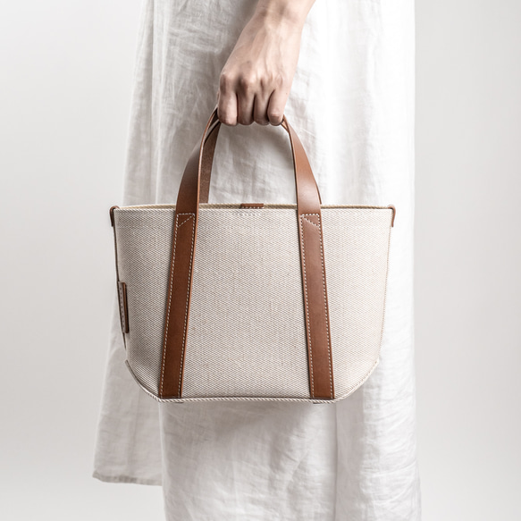 輕量結實的棉麻帆布和義大利製皮革的托特包【原色 / ecru】可以選擇尺寸 第4張的照片
