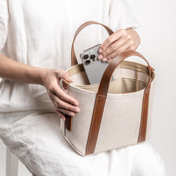 輕量結實的棉麻帆布和義大利製皮革的托特包【原色 / ecru】可以選擇尺寸 第3張的照片