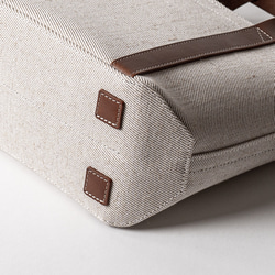 輕量結實的棉麻帆布和義大利製皮革的托特包【原色 / ecru】可以選擇尺寸 第11張的照片