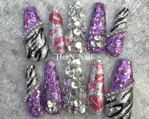 パープル 乳白色 ミルキー ラメ ネイルチップ スキニー 揺れるチャーム