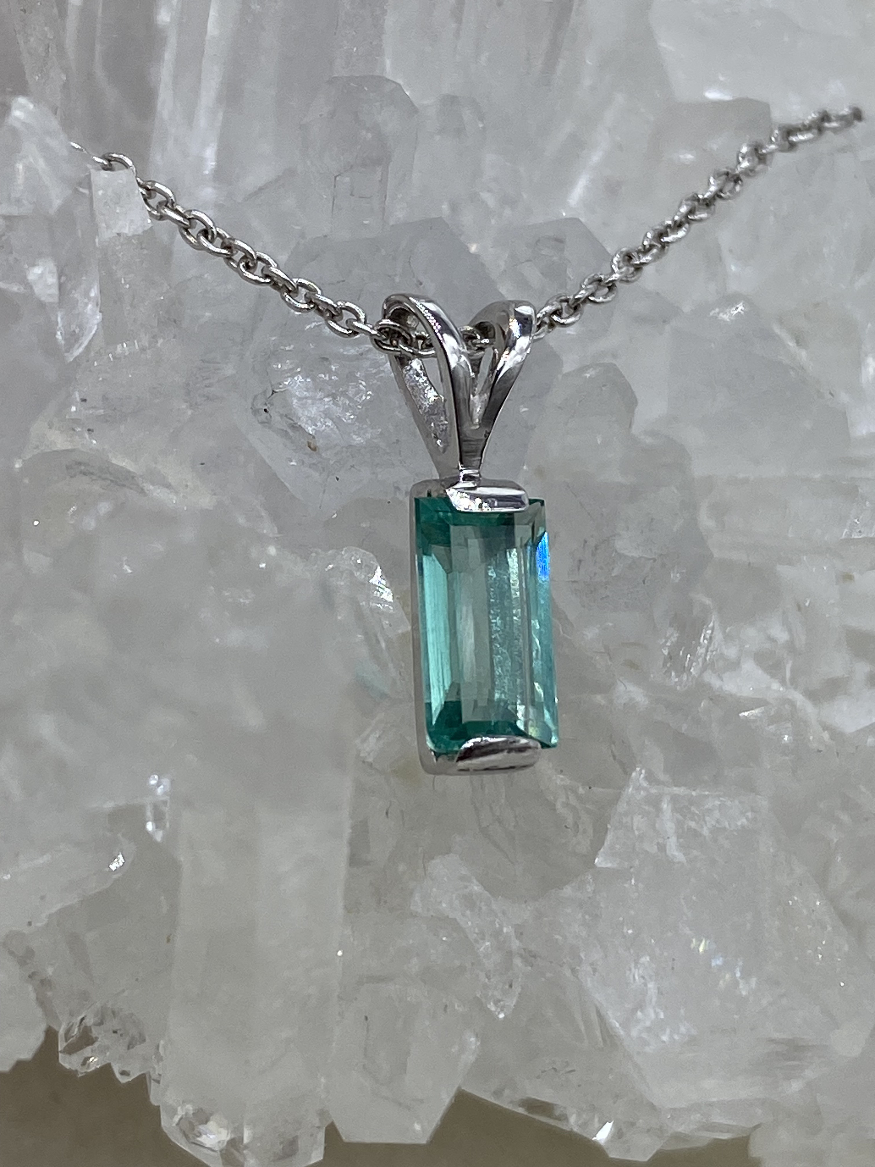 パライバカラーのアパタイト（バゲットカット）のネックレス 14,800円