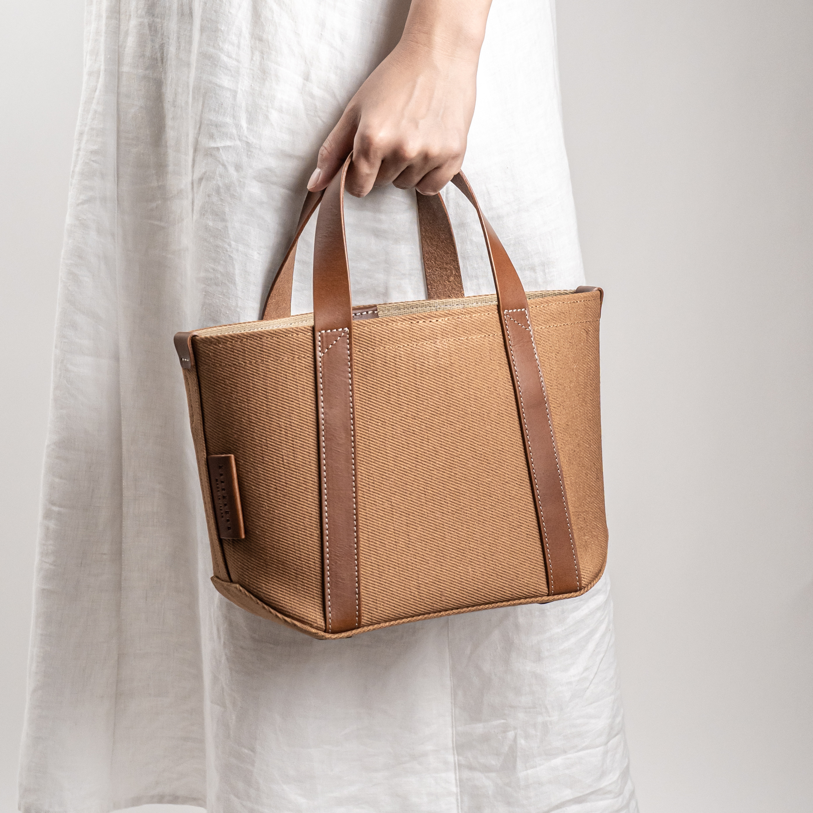 2サイズから選べる 倉敷の綿麻帆布で仕立てたレザーハンドルトート(キャメル camel)
