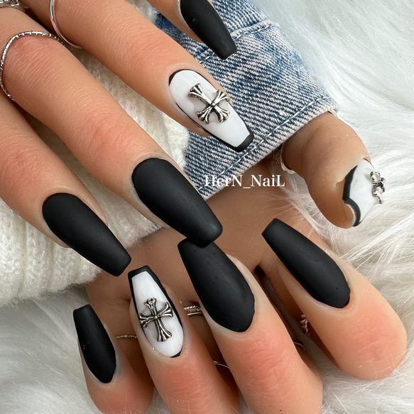 ホワイトブラック十字架マットネイルチップ ネイルチップ（つけ爪