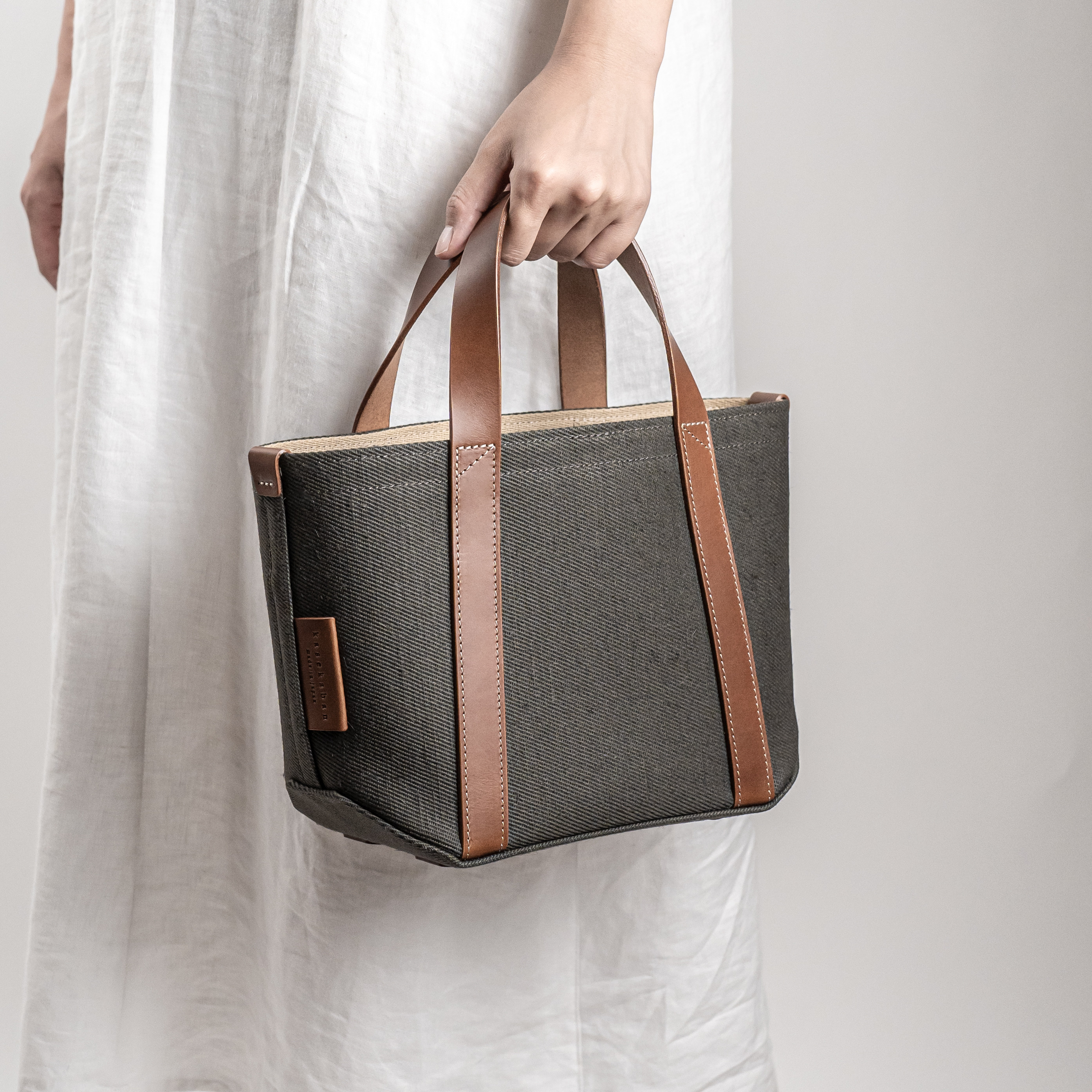 2サイズから選べる 倉敷の綿麻帆布で仕立てたレザーハンドルトート(カーキ Khaki)
