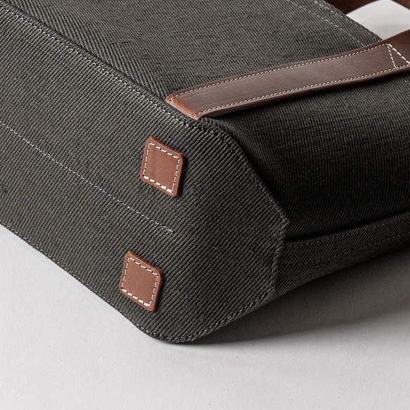 2サイズから選べる 倉敷の綿麻帆布で仕立てたレザーハンドルトート(カーキ Khaki) 8枚目の画像