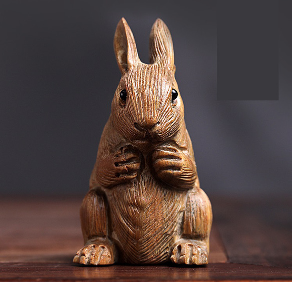 木製ウサギ彫刻 ダークブラウン だんぼく 戦闘ウサギ 干支のウサギ 小さな装飾品 木製の彫刻 かわいい