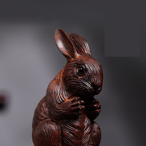 木製ウサギ彫刻 ダークブラウン 約15cm だんぼく 戦闘ウサギ 干支のウサギ 小さな装飾品 木製の彫刻 かわいい