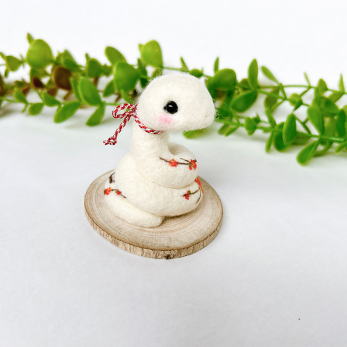 梅咲き誇る干支 巳 ヘビ 羊毛フェルト置物 羊毛フェルト Aki Ako 通販