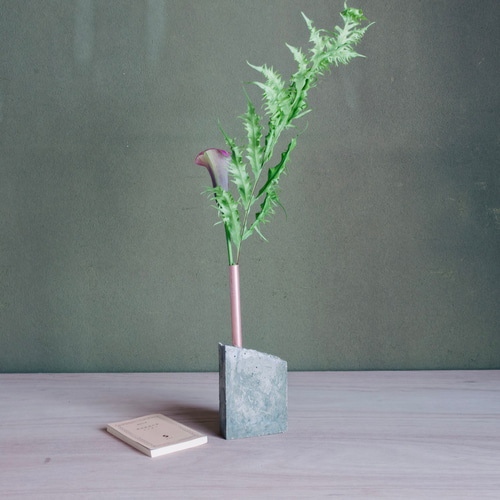 tutu:長」銅管とコンクリートの一輪挿しで綺麗を長く。 一輪挿し・花瓶