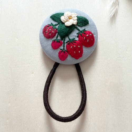 №314 苺刺繍のツインヘアゴム set ハンドメイド 刺繍 くるみボタン