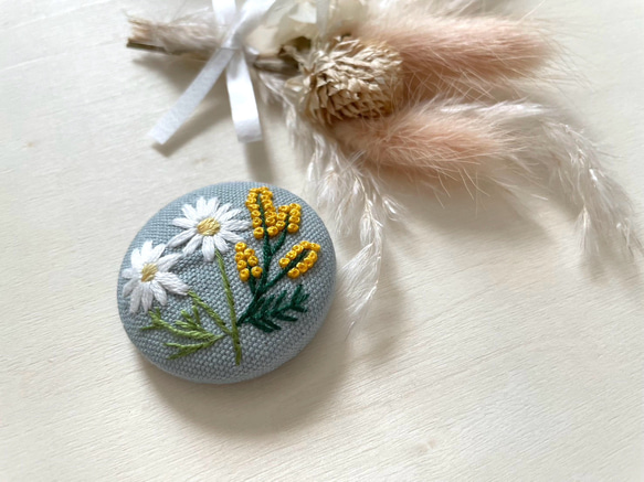 マーガレットとミモザの刺繍ヘアゴム くるみボタン ヘアゴム cocomu  