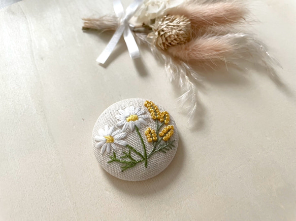 マーガレットとミモザの刺繍ヘアゴム くるみボタン ヘアゴム cocomu 