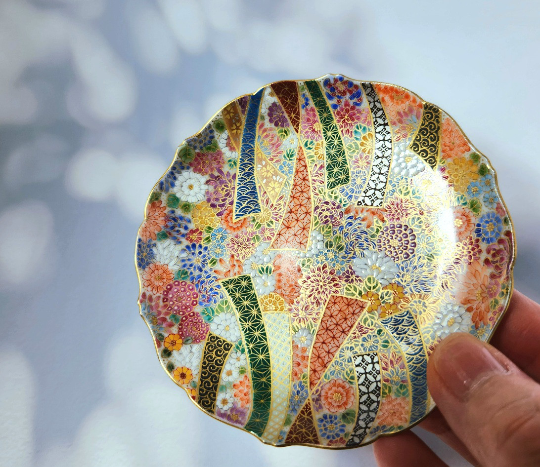 花詰紋の豆皿◇輝く菊尽くしに短冊が優美に調和する