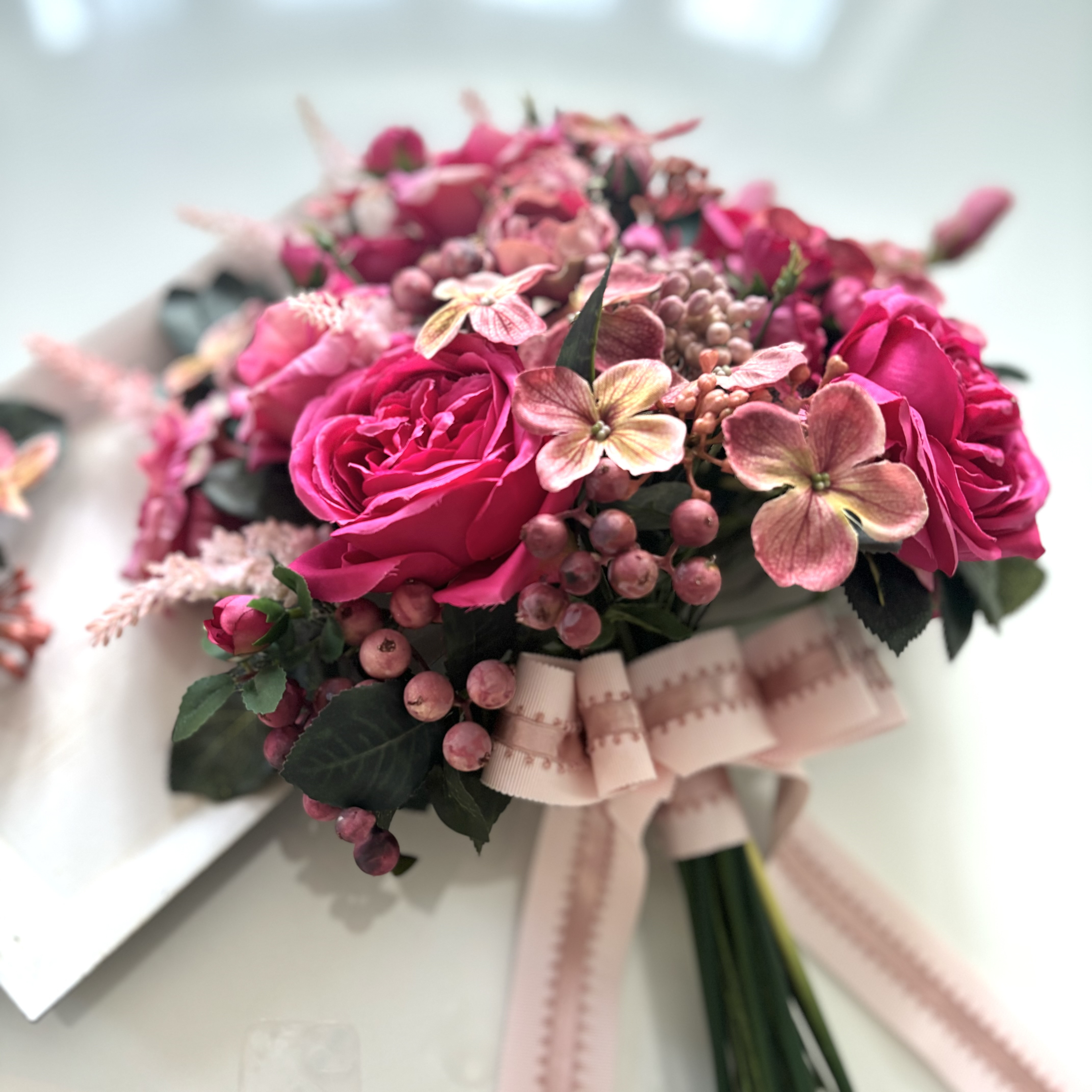 ピンクローズのステムブーケとブートニアセット