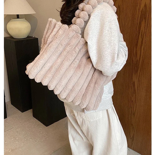 【未使用】CUTE　ぬいぐるみ生地　ふわふわバック 秋冬新作早割！数量限定ポンポンふわふわぬいぐるみショルダーバッグ