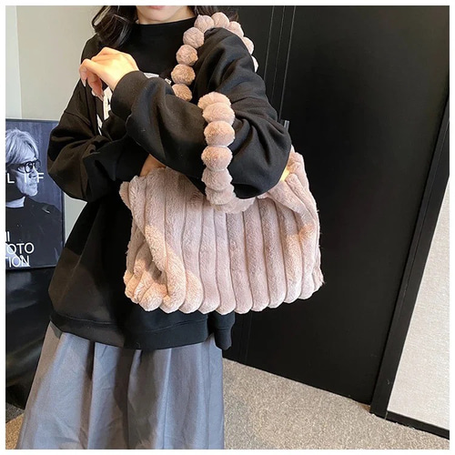 秋冬新作早割！数量限定ポンポンふわふわぬいぐるみショルダーバッグ