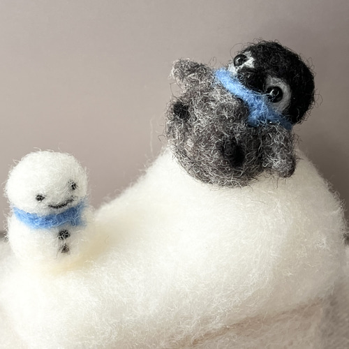 置物 雪滑りのペンギンちゃん 羊毛フェルト 羊毛フェルト モカ＆ラテ 