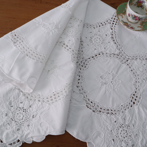 フランスの手仕事/訳あり品 素敵な手編みクロッシェと手刺繍生地パーツ 