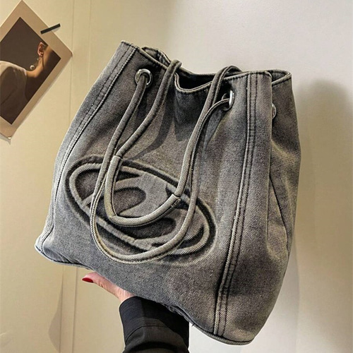 ブラックエンボスレターデザインのデニムカジュアルショルダークロス  