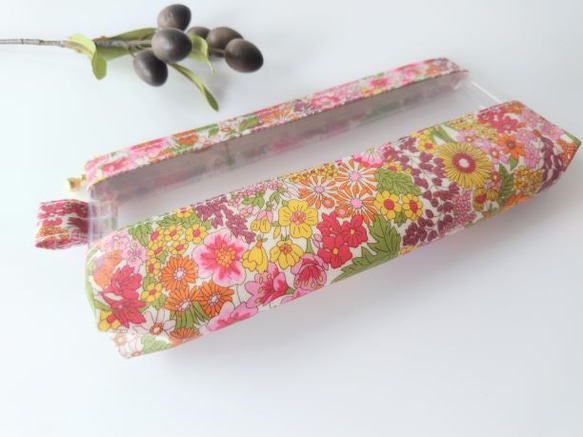 歯ブラシ・ペン　マチたっぷり　クリアポーチ　マーガレットアニー　リバティ　ラミネート　♡夏の庭園に咲き誇る花々 3枚目の画像