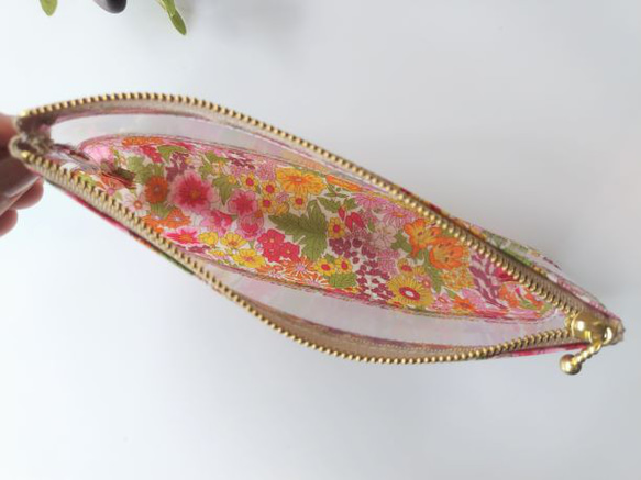 歯ブラシ・ペン　マチたっぷり　クリアポーチ　マーガレットアニー　リバティ　ラミネート　♡夏の庭園に咲き誇る花々 5枚目の画像