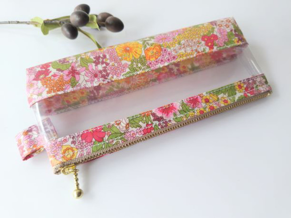 歯ブラシ・ペン　マチたっぷり　クリアポーチ　マーガレットアニー　リバティ　ラミネート　♡夏の庭園に咲き誇る花々 4枚目の画像