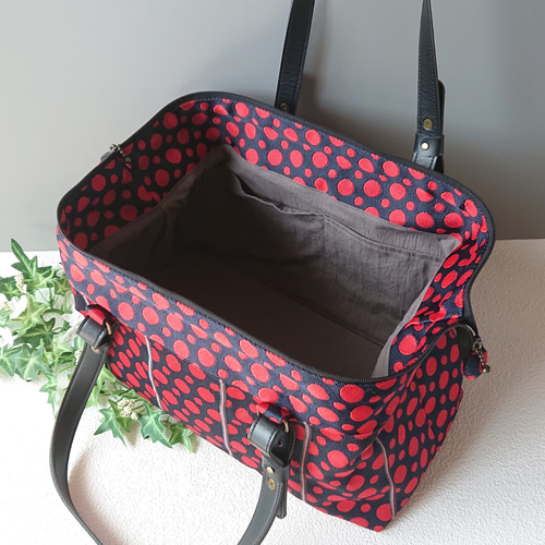 畳縁・がばっと開くボストンバッグ（ドット・赤×黒） ボストンバッグ