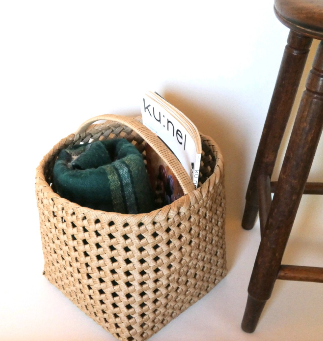 リビングの荷物かご     (新聞、雑誌、スリッパ収納)