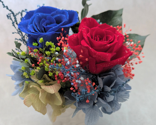 商談中　プリザーブドフラワーアレンジ　No.188 リボンギフトレッド 青と赤の薔薇と小花のプリザーブドフラワーアレンジギフト（フラワー