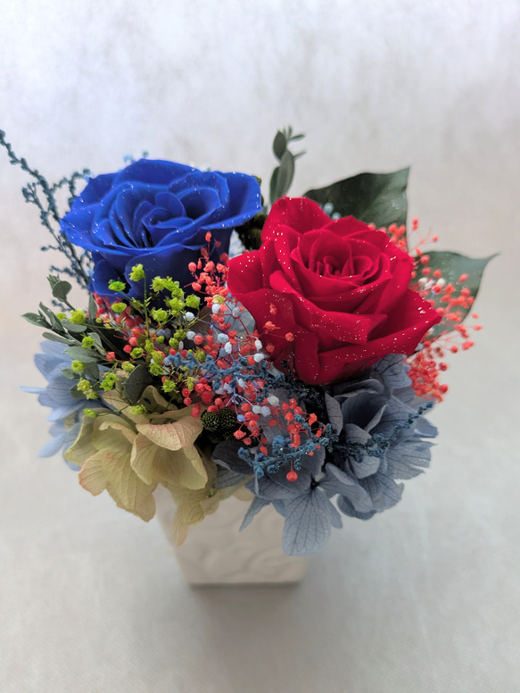 青と赤の薔薇と小花のプリザーブドフラワーアレンジギフト（フラワー