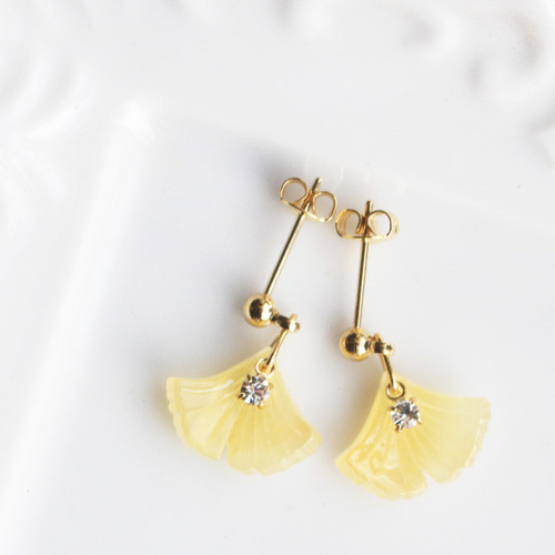 みっちゃんさま売約済みピアス〈菊large・紺レース風〉