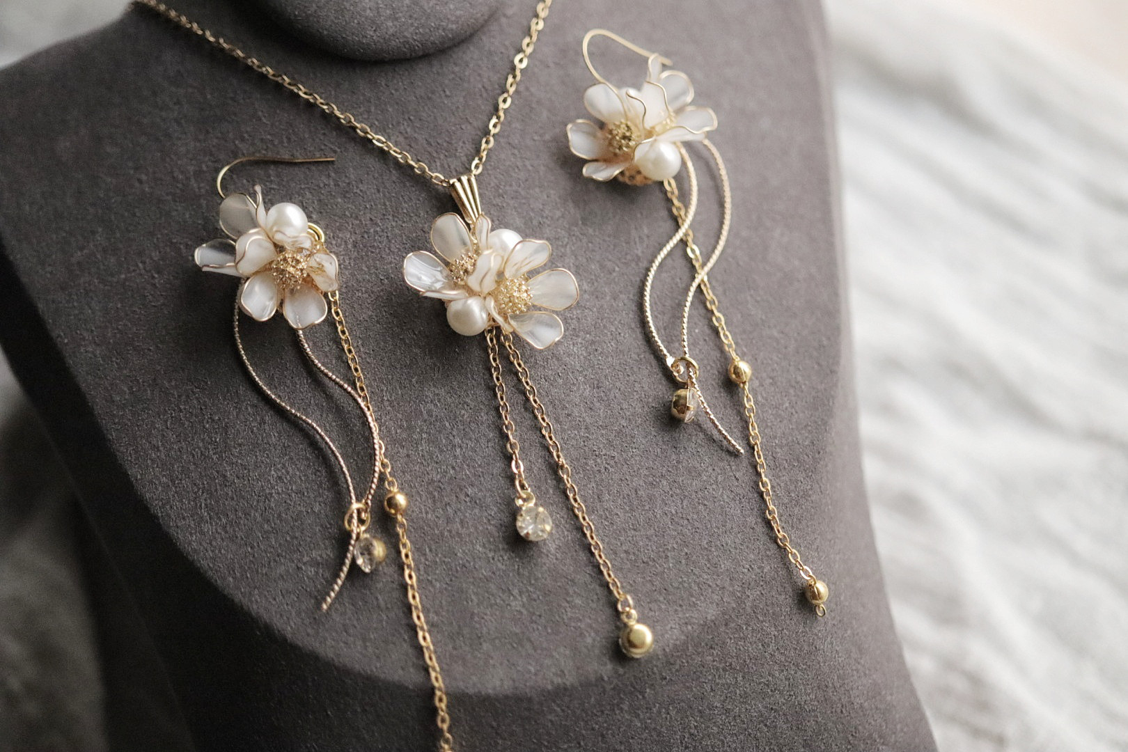 creema限定♡冬咲きマーガレットネックレス＆ロングピアス/イヤリングセット販売/上品/誕生日/クリスマスプレゼント 6,314円