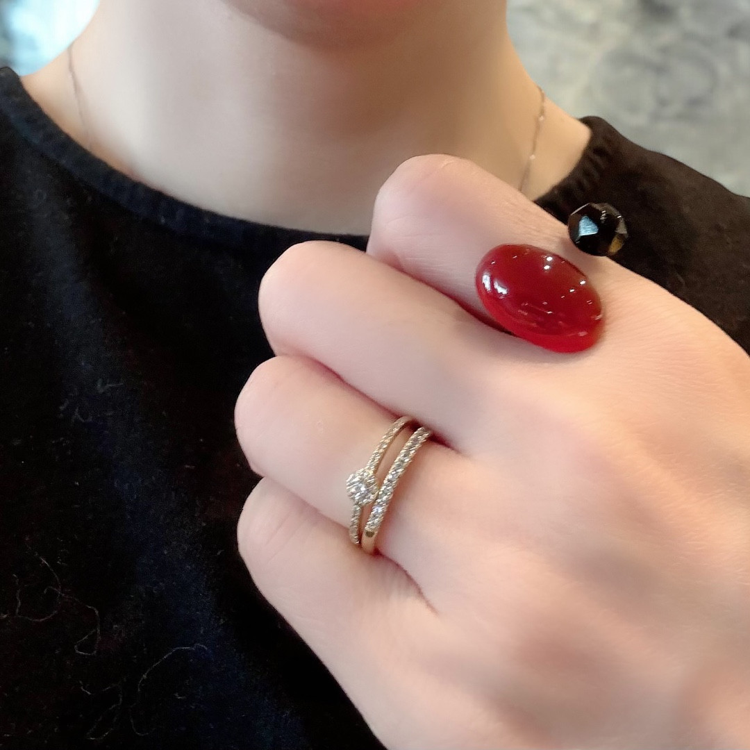 【洗練されたデザインと貴重な天然石】レッドアゲート×ブラックオニキスのフォークリング